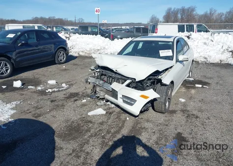 2012 Mercedes-Benz C 300 Luxury 4Matic/Sport 4Matic z USA, uszkodzony, nr VIN WDDGF8BB3CR201441